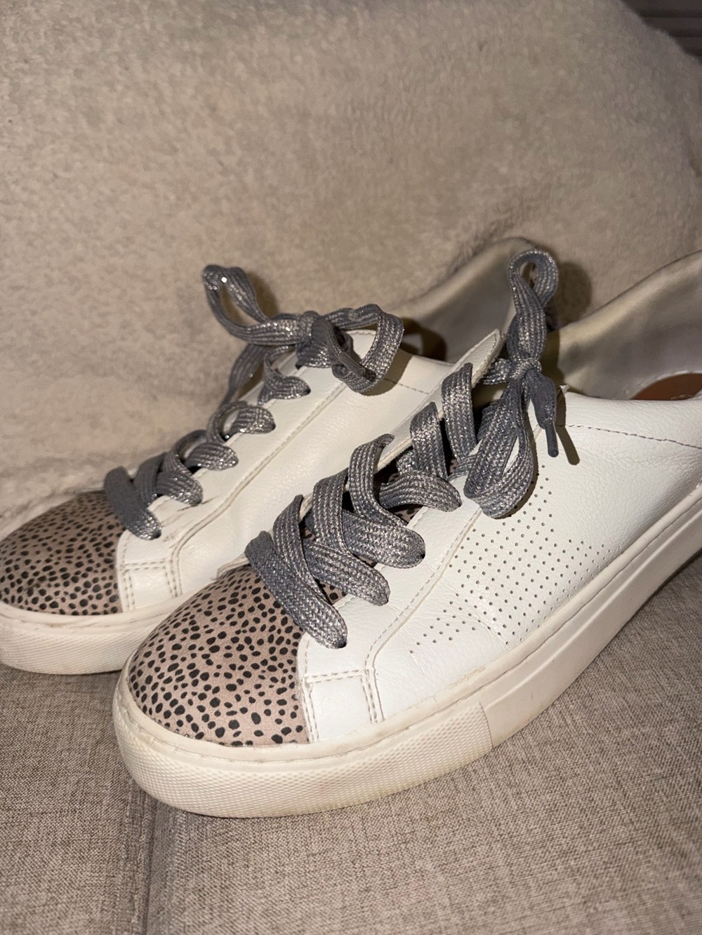 🤍✨Target White Leather Low-Top Sneakers with Gray Speckled Toe 🐆✨
